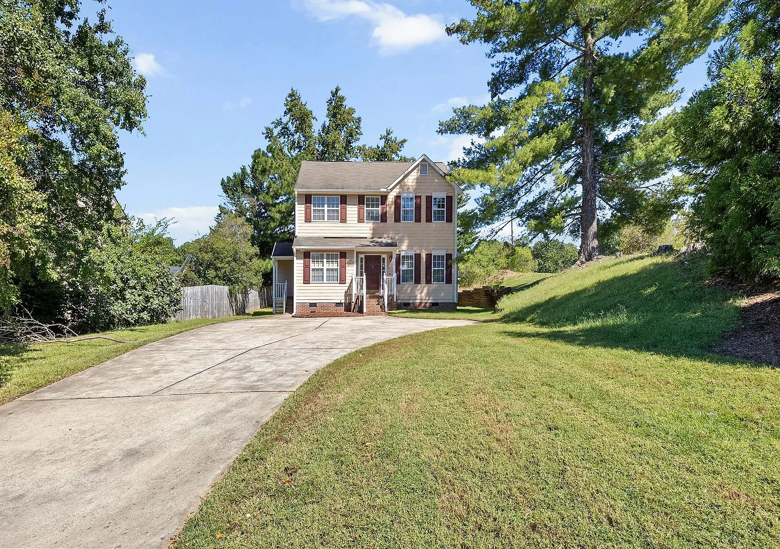 **Bright & Sunny 3-Bedroom Home in Quiet Vantage Point** — Photo 2