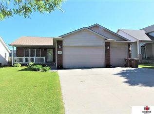 5929 Bridle Ln, Lincoln, NE 68516