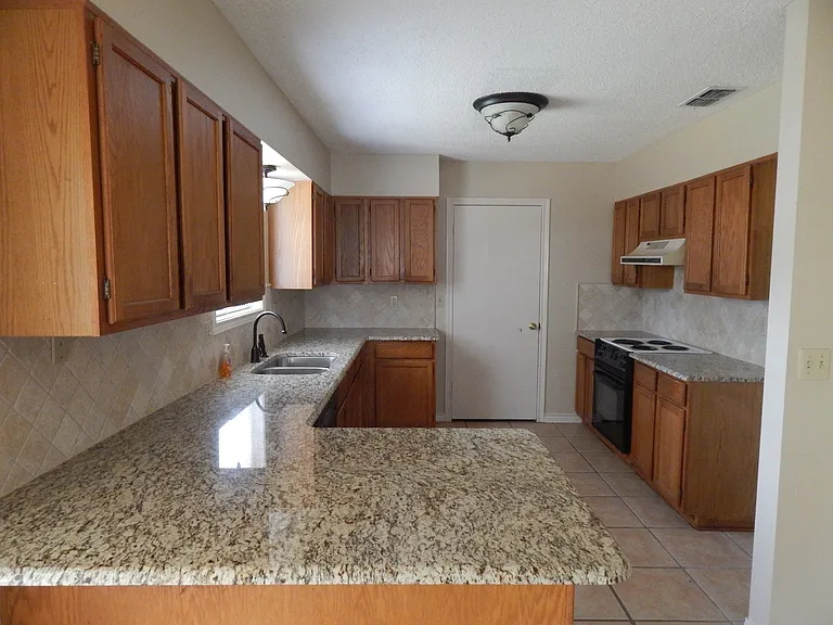 808 Corey Dr — Photo 2