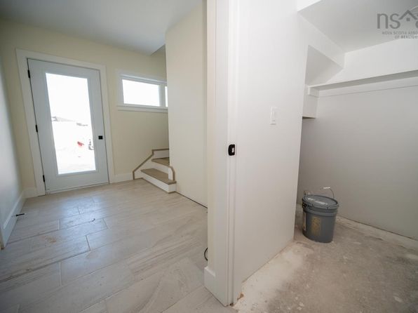 5 Swivel Ct, Herring Cove, NS B3R 0E3