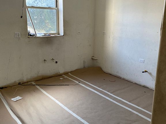 4th image of 1021 N Sacramento Ave