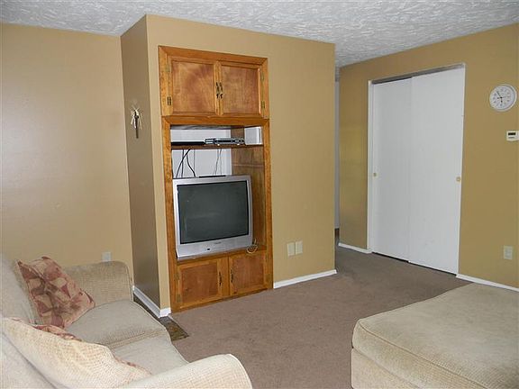 3rd image of 7820 Crestline Ct