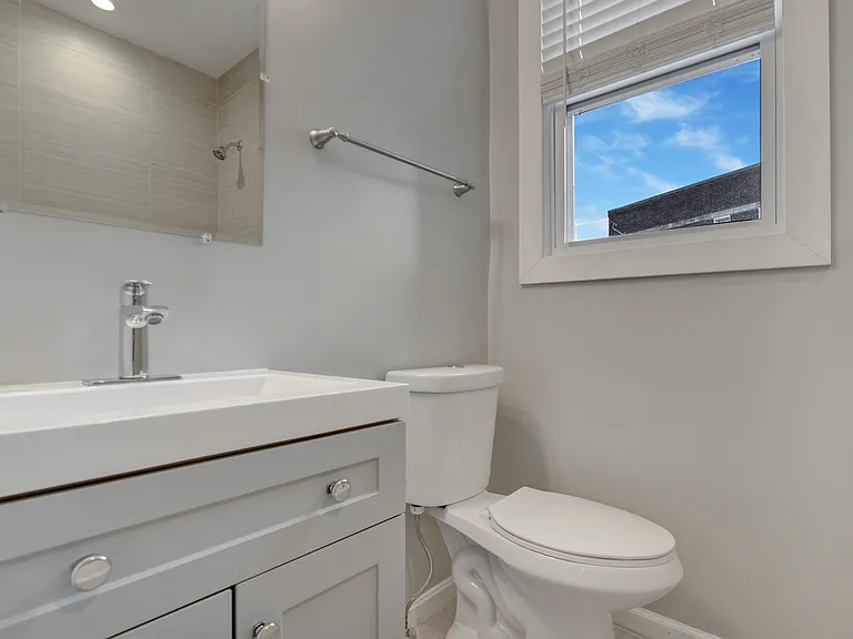 1911 M St NE #1 — Photo 8
