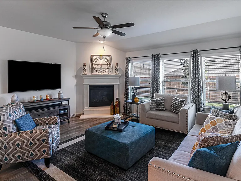 917 Rosewood St — Photo 2