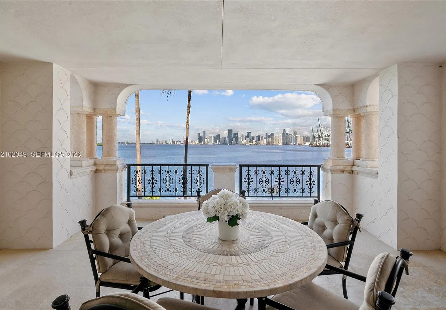 Bayview Fisher Isl Condo — Photo 1