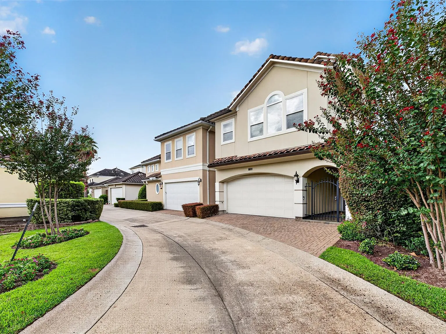 3 bed, 4.5 bath, 2835 sqft, $4,200 — Photo 3