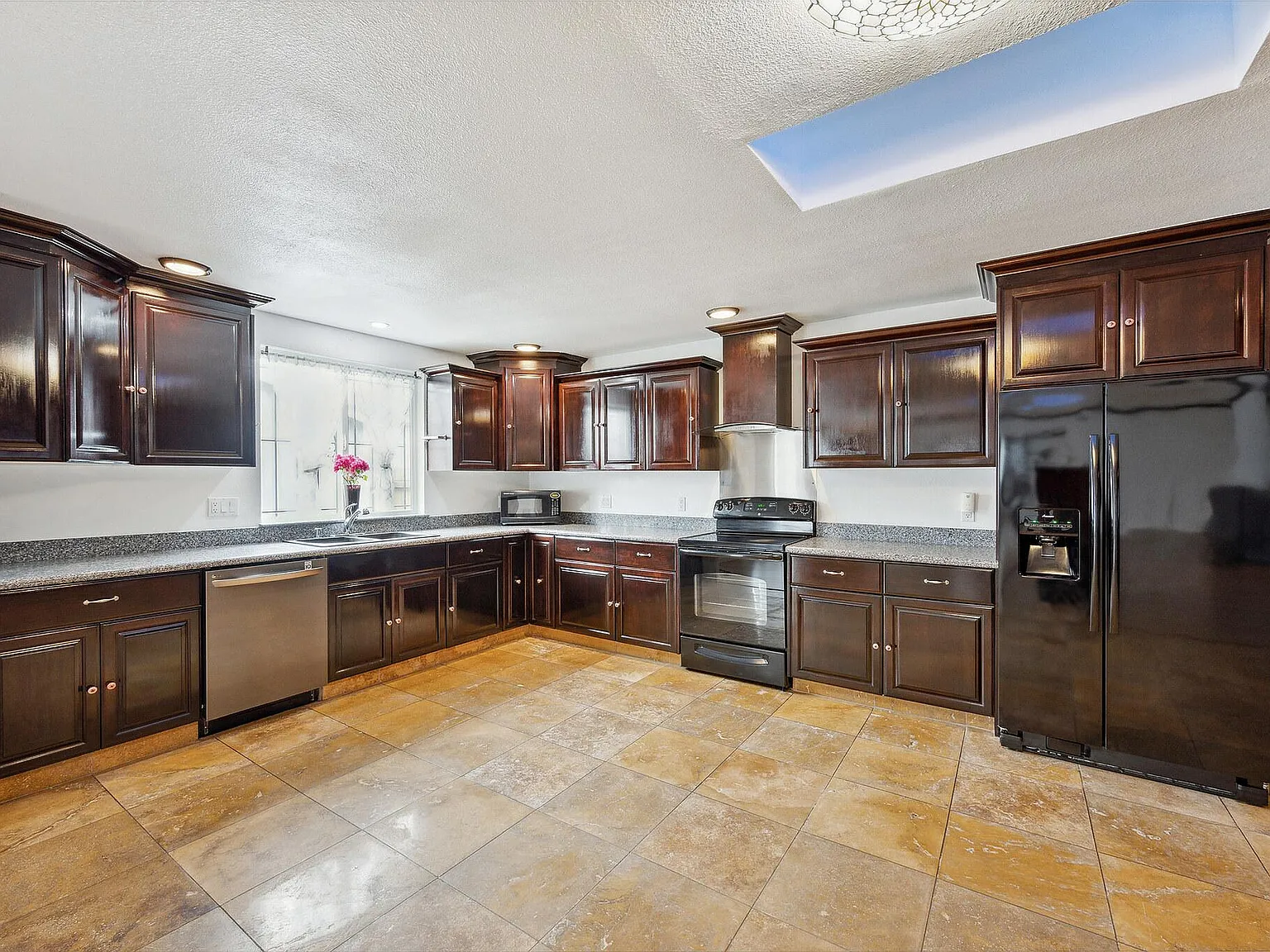 4 bed, 2100 sqft, $4,400 — Photo 2