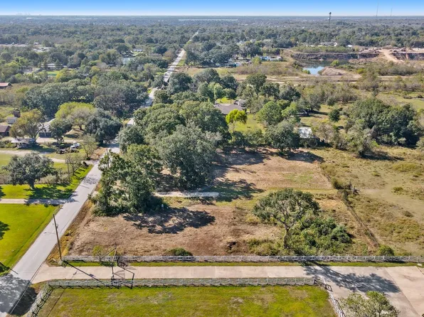 676 Evergreen St, Fresno, TX 77545