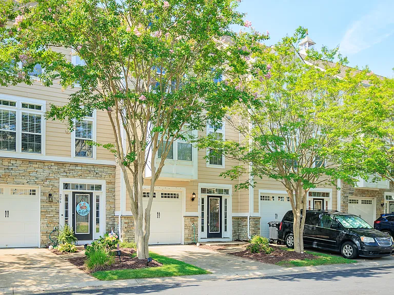 500 Monroe Point Dr — Photo 1