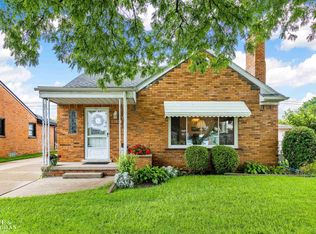 22601 Bayview Dr, Saint Clair Shores, MI 48081