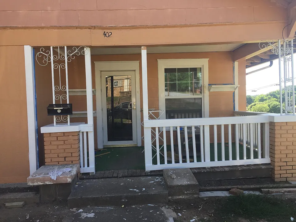 402 S Phoenix Ave