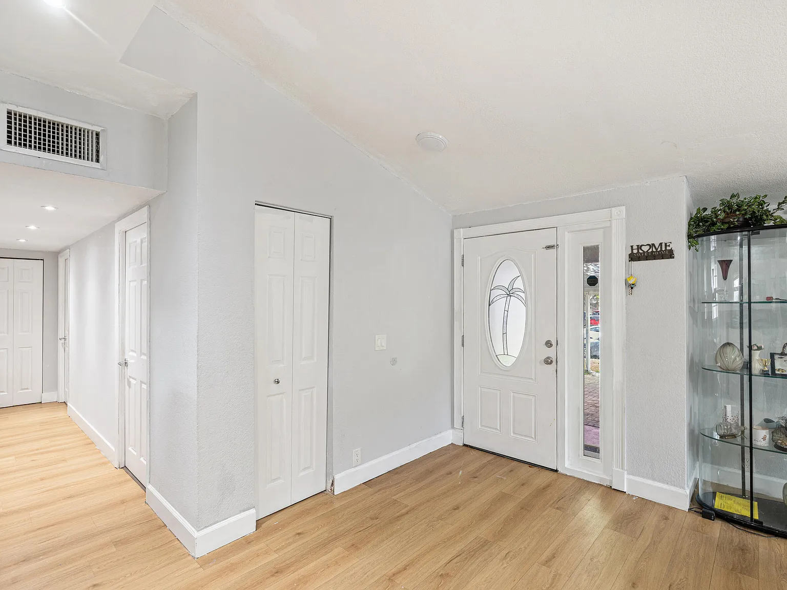 3 bed, 2.0 bath, 1140 sqft, $3,800 — Photo 2