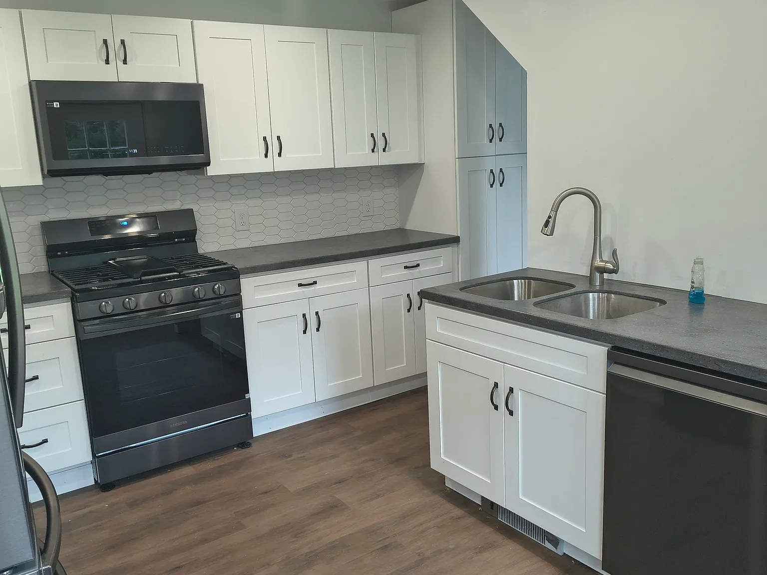 3 bed, 1.5 bath, 1375 sqft, $2,500 — Photo 2