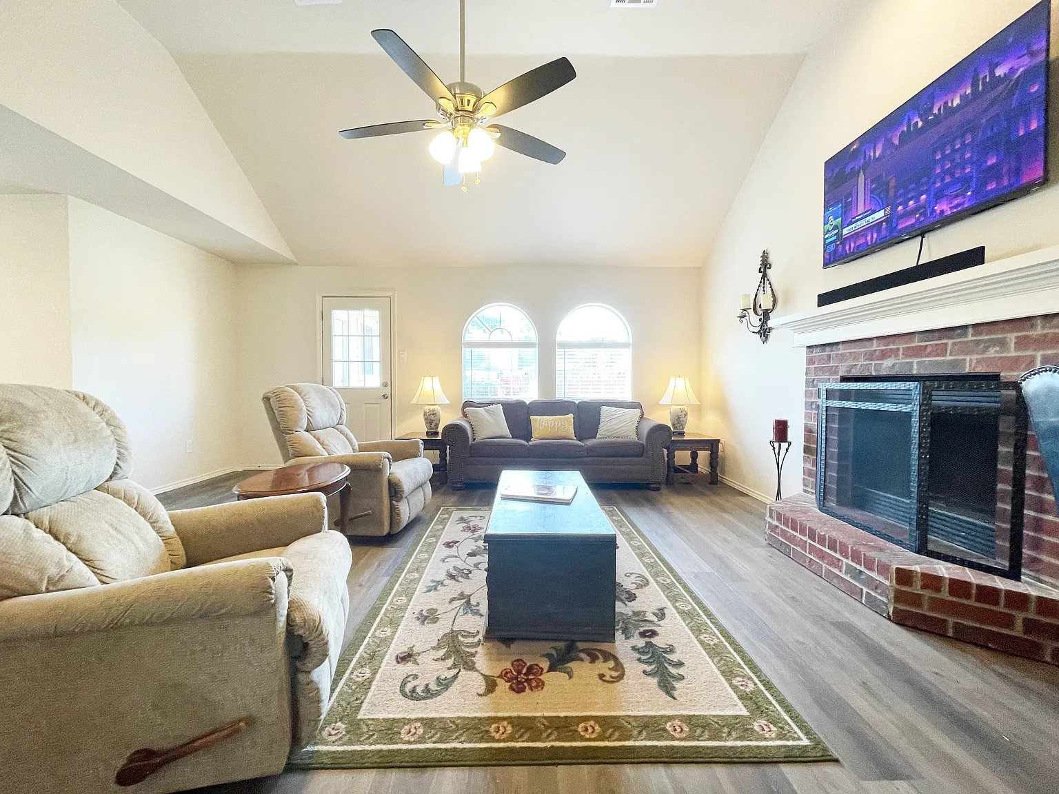 3 bed, 2046 sqft, $6,495 — Photo 4