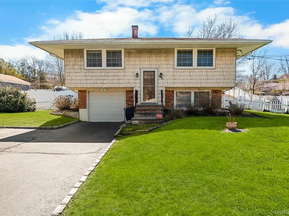 18 Lynx Lane, East Setauket, NY 11733