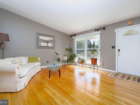 5th image of 9906 Hoyt Cir