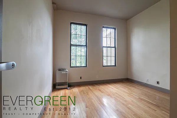 Rented by Evergreen Apartments BK | media 11