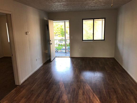 4th image of 144 N Lapeer St APT 32