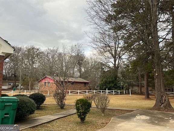 3rd image of 124 W Hogan Rd