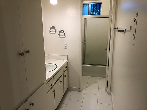 4th image of 1901 Pelham Ave APT 2