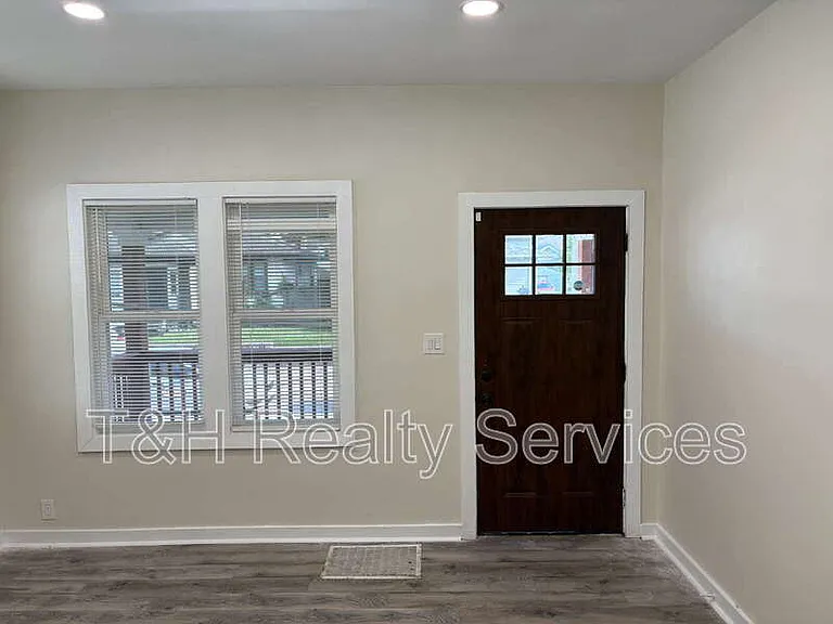 320 W 39th St — Photo 3