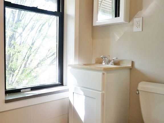 5th image of 144 Woodbine St #2B