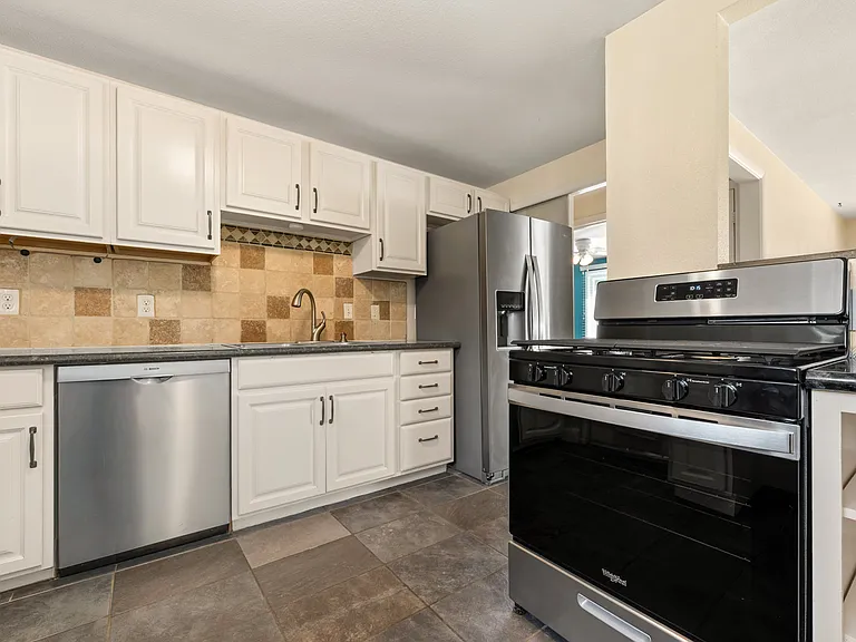 2140 Robin Dr — Photo 13