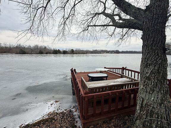 5th image of 562 Lakeshore Dr