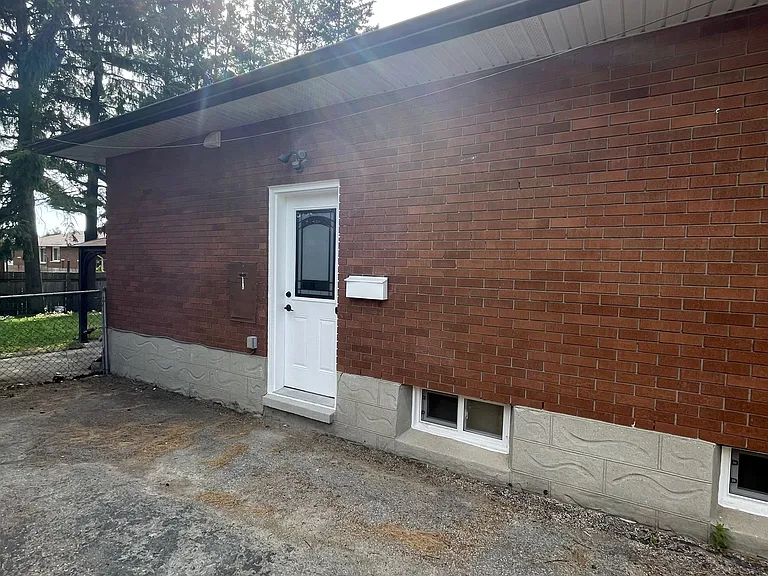 37 E Rutherford Dr #BASEMENT — Photo 2