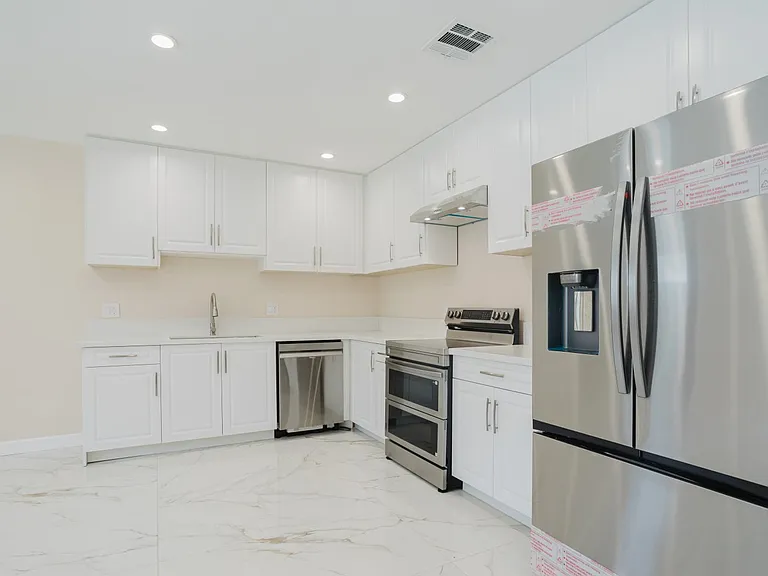 6550 Beeman Ave — Photo 12