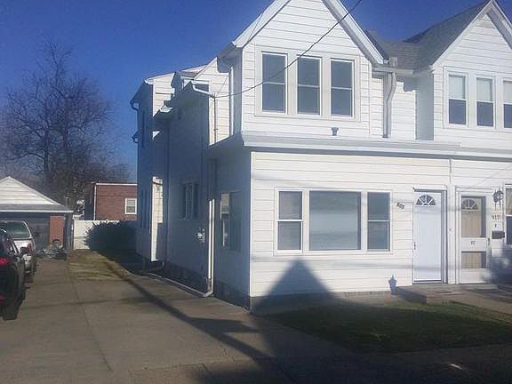 2nd image of 915 Oakmont St