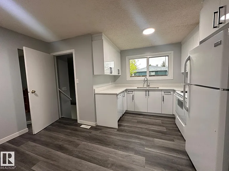 2613 105a St NW — Photo 6