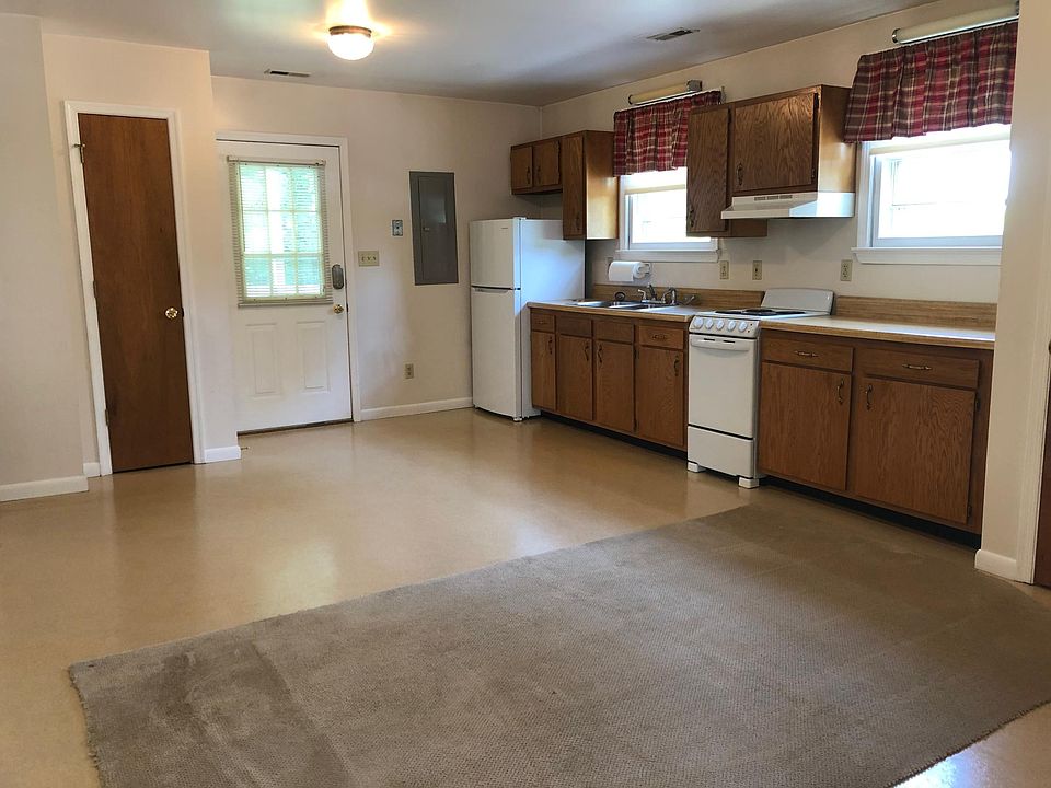open floor plan and lots of kitchen counter space and storage