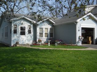 9 N York St, Fox Lake, IL 60020