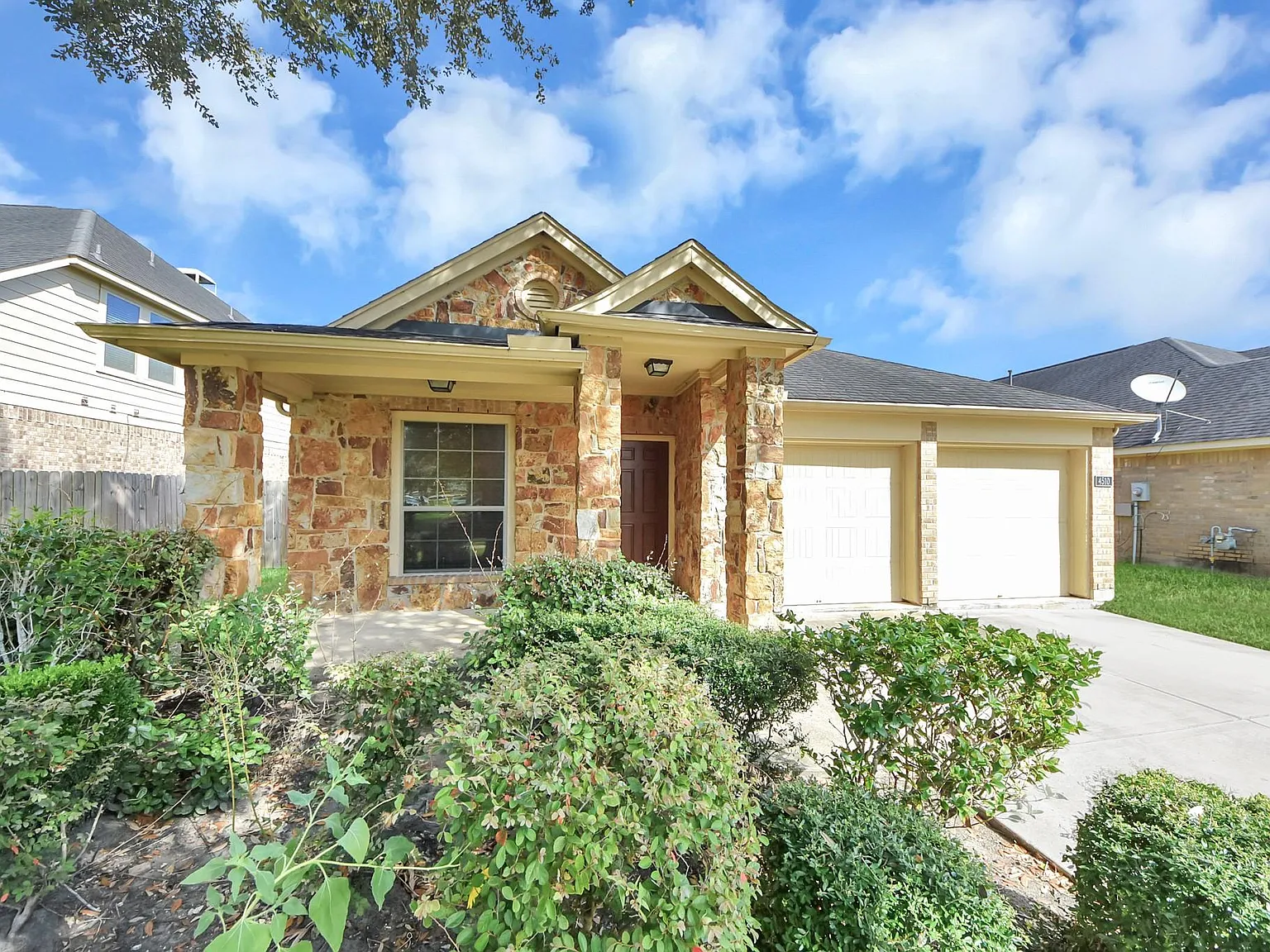 3 bed, 2.0 bath, 1644 sqft, $2,100 — Photo 3