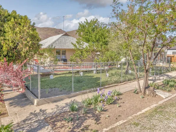 290 E 2nd St, Huntington, OR 97907