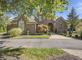 27568 Rainbow Cir, Lathrup Village, MI 48076