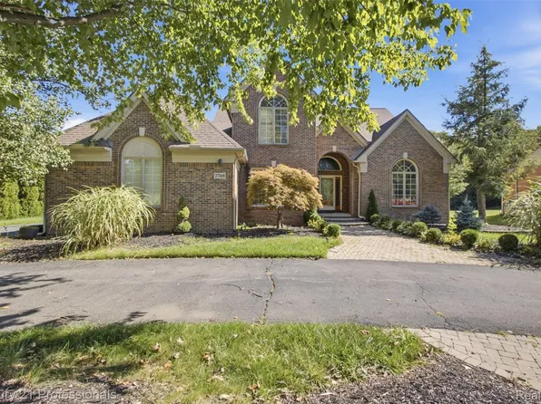 27568 Rainbow Cir, Lathrup Village, MI 48076