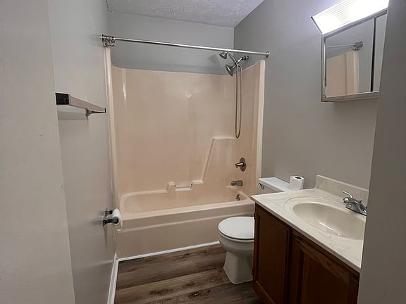 4th image of 124 Lee Dr #2