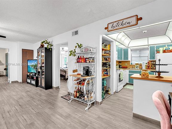 5th image of 2324 Van Buren Street #204