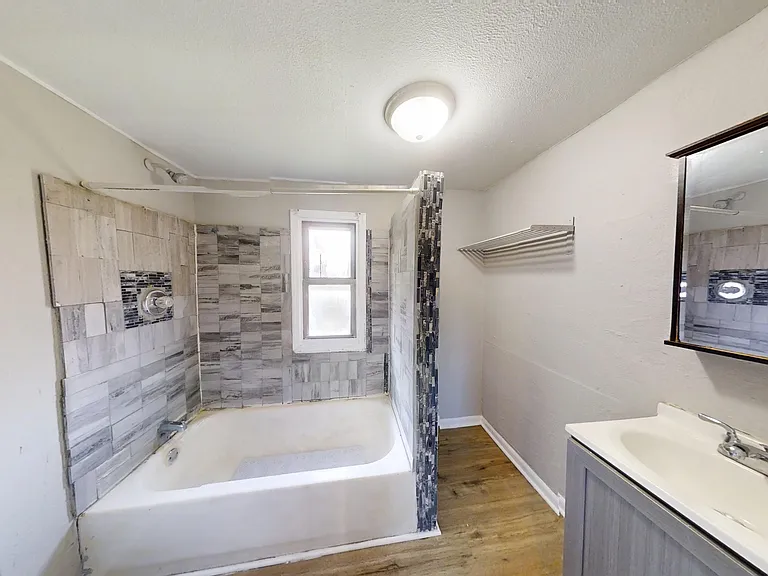 5009 Magoun Ave #D — Photo 11