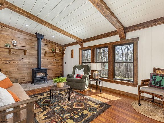 4th image of 395 Woodbine Dr