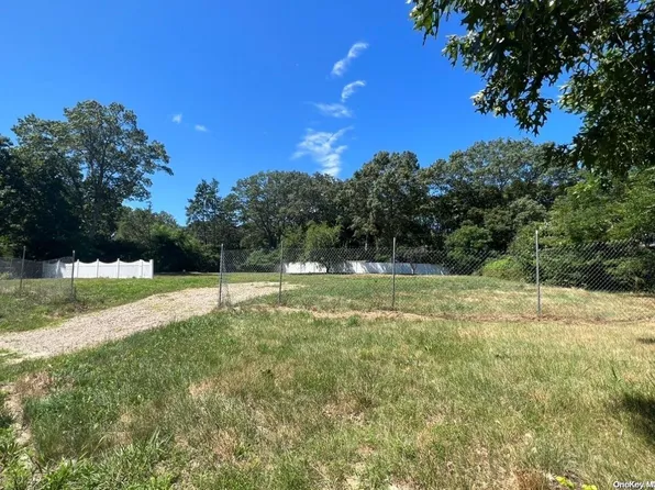 4 Henearly Drive, Miller Place, NY 11764