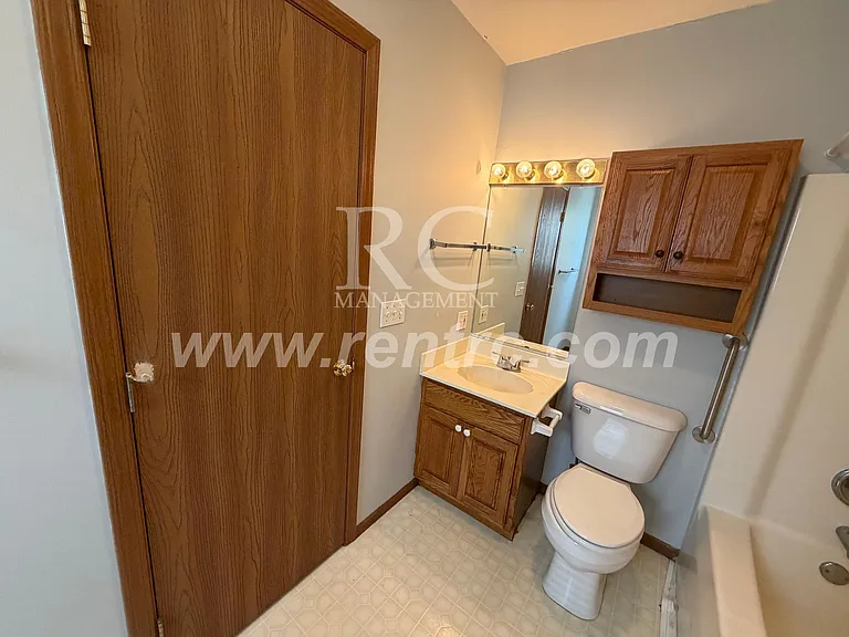 712 W Elm St #W — Photo 7