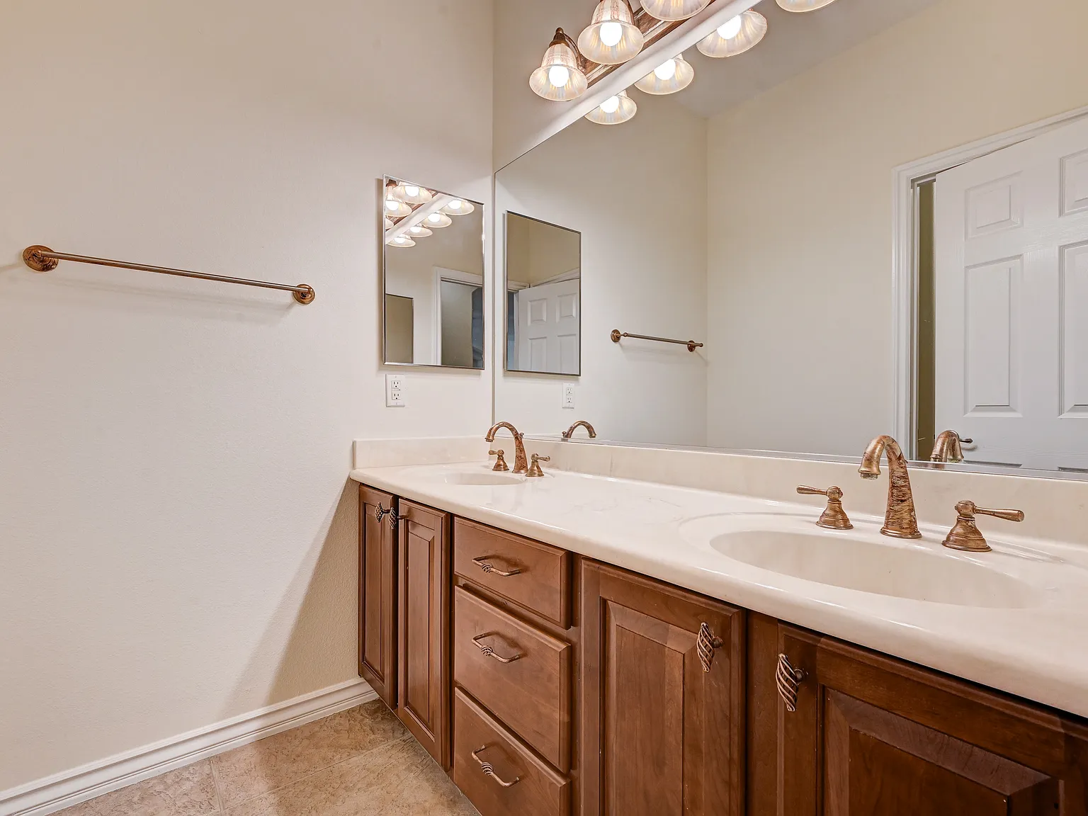 5 bed, 4850 sqft, $3,500 — Photo 2