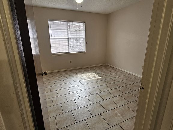 4th image of 2409 Vine Ave #4