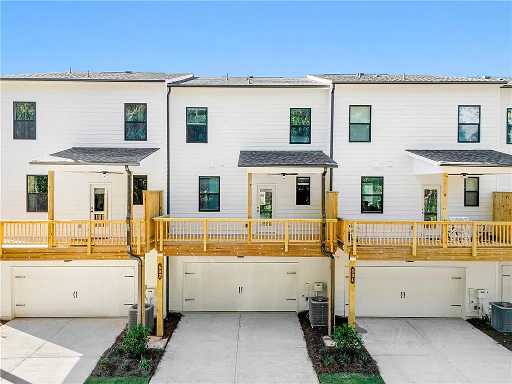 4 bed, 3.5 bath, 2359 sqft, $2,900 — Photo 3