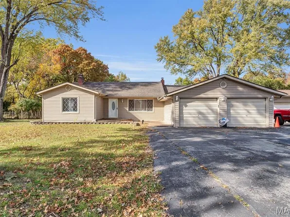 7 Crest Dr, Fenton, MO 63026