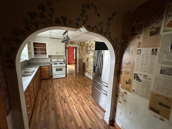 4th image of 815 Main Ave N