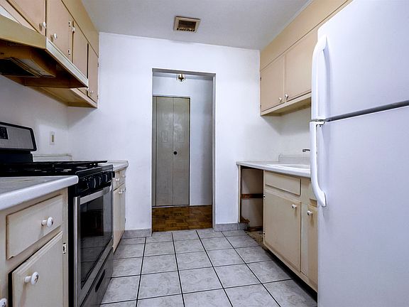 4th image of 5 Louisburg Square #11